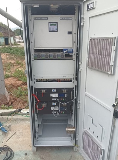 Open hybrid power cabinet with controller, rectifiers and batteries