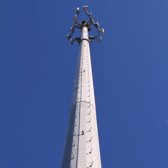 Monopole tower with antennas at the top